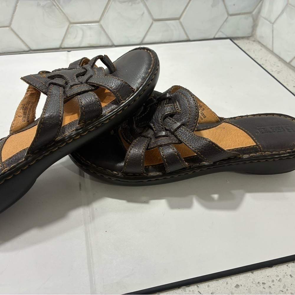 Born Woman’s Black Slide Sandal Size 6 Hand Crafted Leather Shield Design - Picture 6 of 9